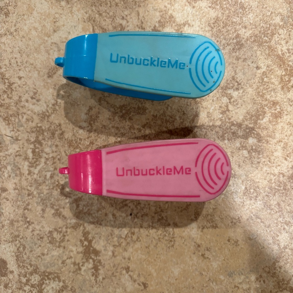 Lot of 2 UnbuckleMe Car Seat Buckle Release Tools Shark Tank Pink Blue New
